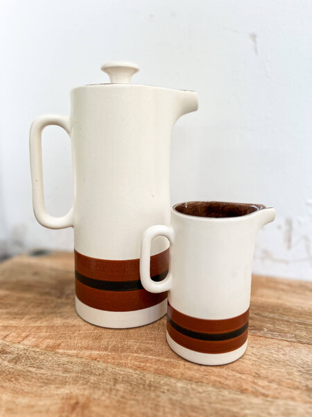 koffiepot & melkkannetje porselein, keramiek.
